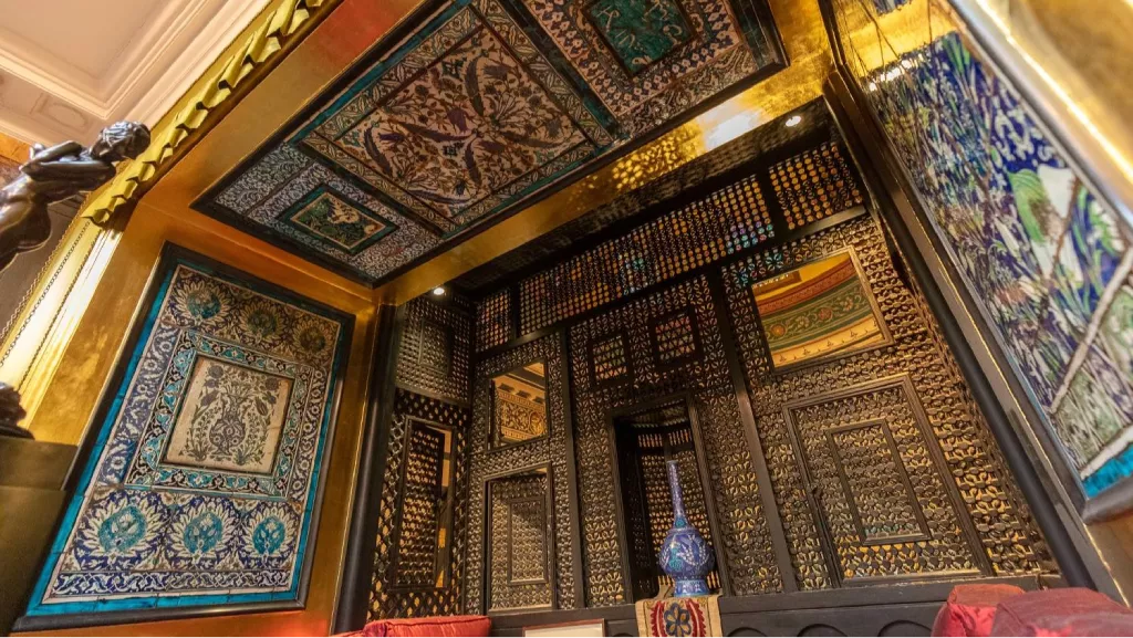 Intricate wooden mashrabiya latticework in Arab Hall | Middle East Eye